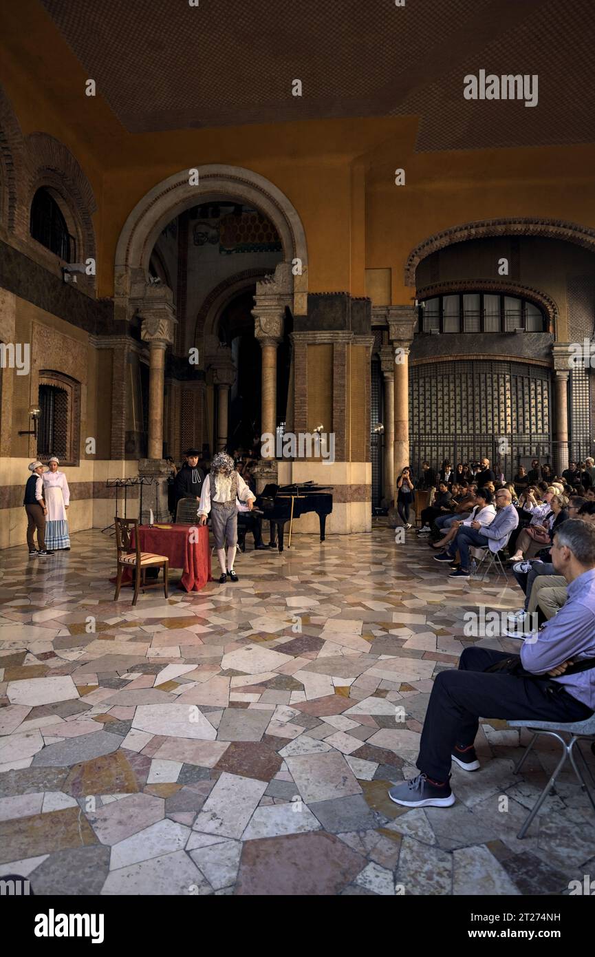 Mantova, Italien - September 2023 - Frau spielt Klavier auf der Veranda eines Palastes, während das Publikum zusieht Stockfoto