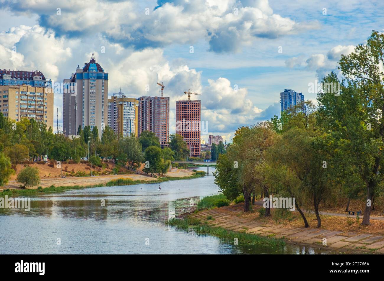 Ein malerischer Blick auf Kiews Stadtlandschaft mit dem Fluss Dnieper Stockfoto Ein malerischer Blick auf Kiews Stadtlandschaft mit dem Fluss Dnieper Stockfoto