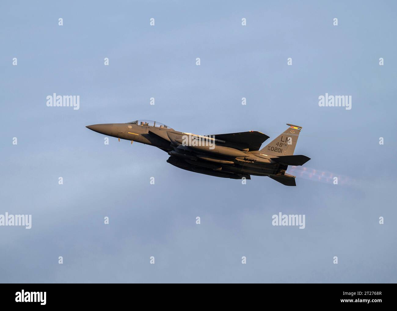 Suffolk, Großbritannien. Oktober 2023. Ein F-15E Strike Eagle der US Air Force, der der 494th Fighter Squadron zugeordnet ist, startet am 16. Oktober 2023 bei der RAF Lakenheath in Suffolk, England. Die 494. Kämpfer werden nach dem Terroranschlag der Hamas zur Unterstützung Israels im Nahen Osten eingesetzt. Quelle: SRA Olivia Gibson/United States Air Force/Alamy Live News Stockfoto