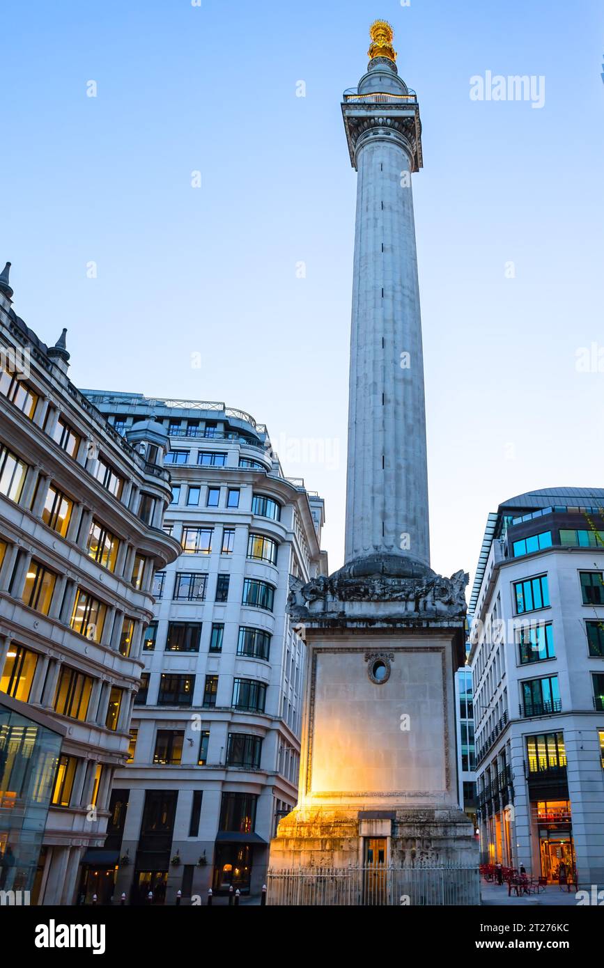 Das Monument to the Great Fire of London at Sunset, besser bekannt als The Monument, ist eine kannelierte dorische Säule in London City, England, Situ Stockfoto