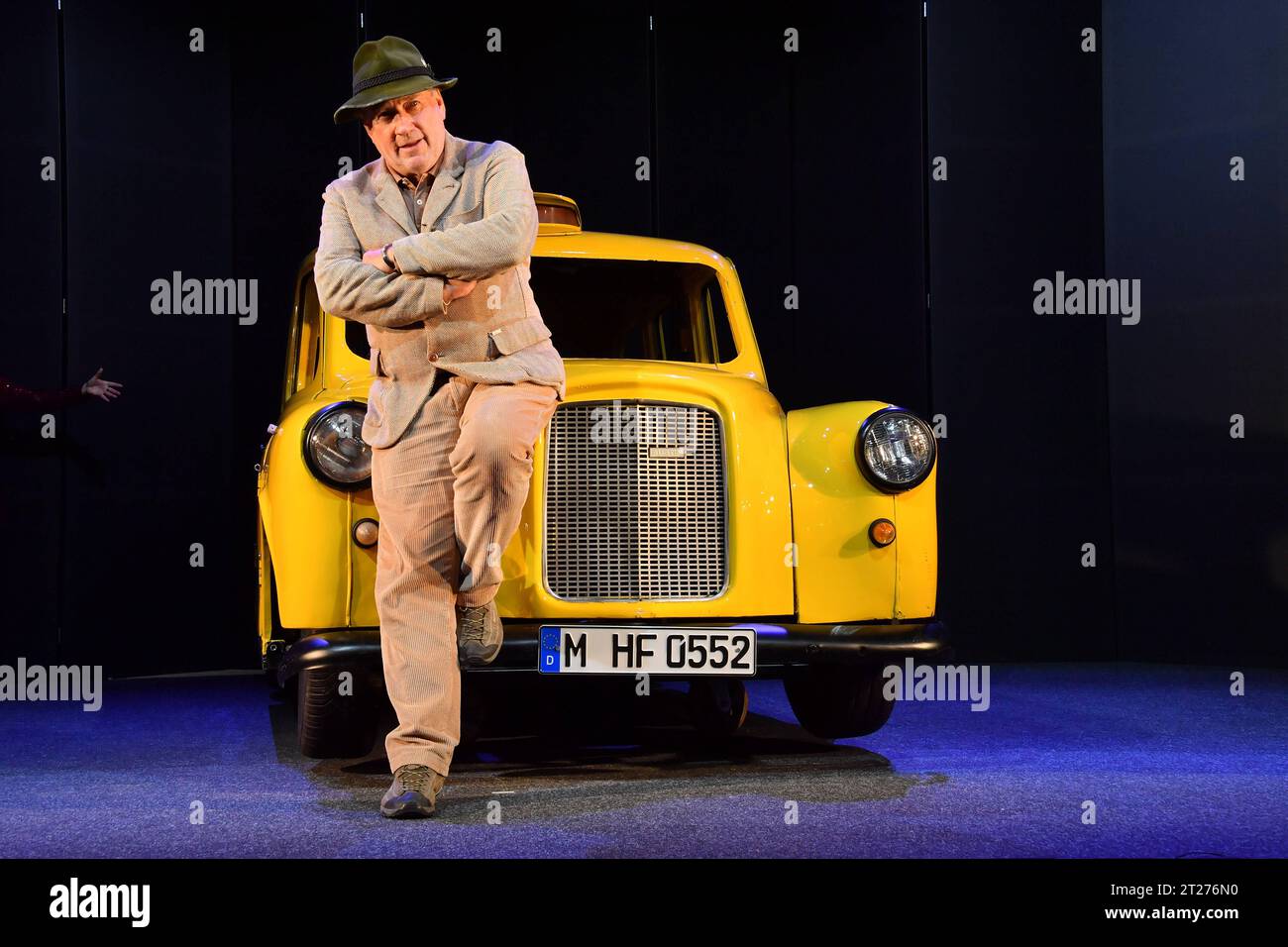 Harold Faltermeyer/Fotoprobe/brauchen Sie Â ne Quittung/Komödie im Bayerischen Hof/Theater/München/17. Oktober 2023 *** Harold Faltermeyer Fotoprobe brauchen Sie Â ne Quittung Comedy am Bayerischen Hof Theater München 17 Oktober 2023 Credit: Imago/Alamy Live News Stockfoto