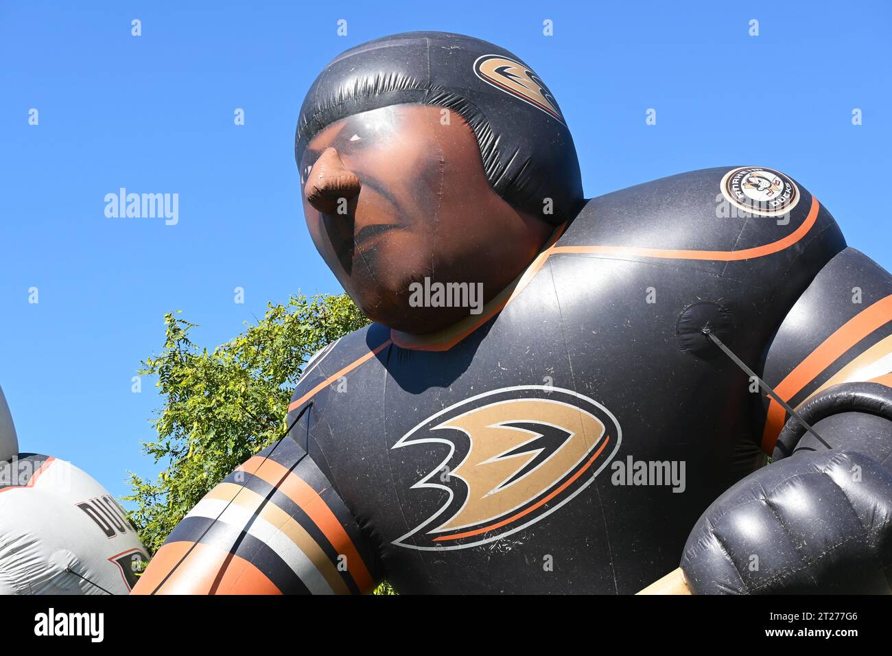 IRVINE, KALIFORNIEN - 14. OCT 2023: Nahaufnahme eines aufblasbaren Anaheim Ducks Hockeyspielers beim Irvine Global Village Festival im Great Park. Stockfoto