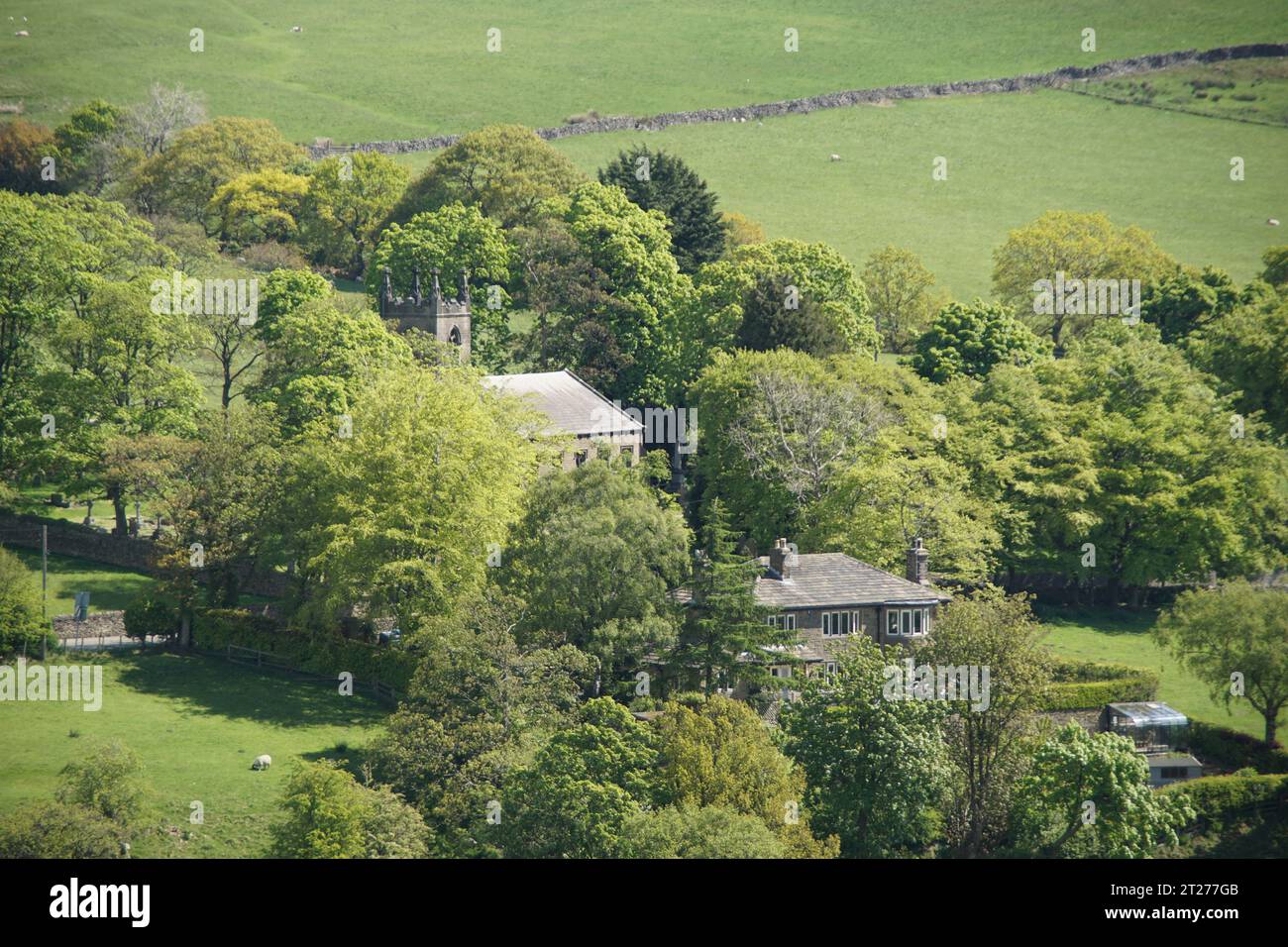 Christ Church Lothersdale, North Yorkshire, England, Vereinigtes Königreich - das Gebäude wurde 1838 fertiggestellt und von Robert (Mouseman) Tho mit Mausschnitzereien an der Eingangstür versehen Stockfoto