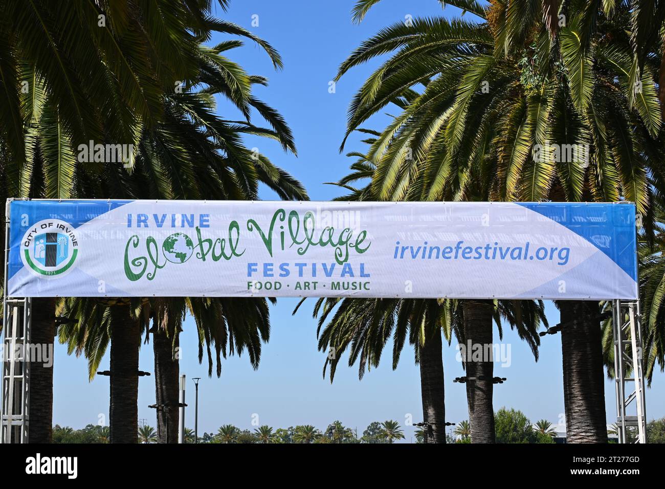 IRVINE, KALIFORNIEN - 14. OCT 2023: Banner im Palm Court Eintritt zum Irvine Global Village Festival, einer jährlichen Veranstaltung im Great Park. Stockfoto