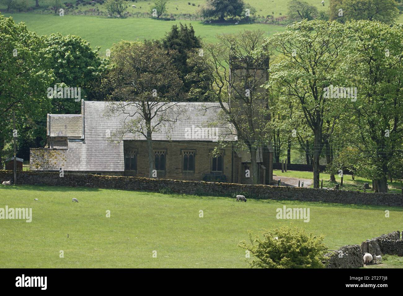 Christ Church Lothersdale, North Yorkshire, England, Vereinigtes Königreich - das Gebäude wurde 1838 fertiggestellt und von Robert (Mouseman) Tho mit Mausschnitzereien an der Eingangstür versehen Stockfoto