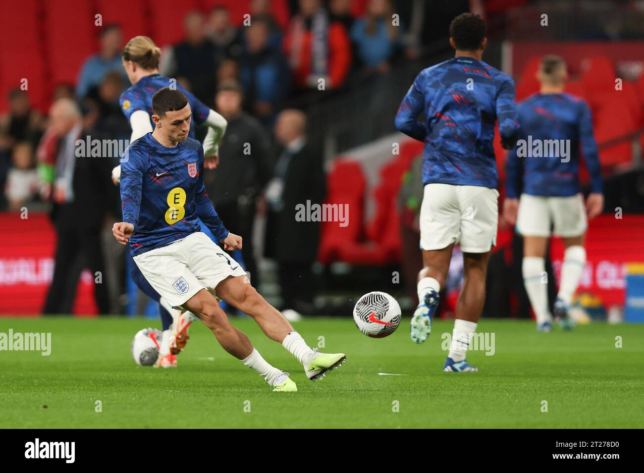 London, Großbritannien. Oktober 2023. Phil Foden aus England macht sich beim Qualifikationsspiel zur UEFA EURO 2024 zwischen England und Italien am 17. Oktober 2023 im Wembley Stadium in London auf. Foto von Ken Sparks. Nur redaktionelle Verwendung, Lizenz für kommerzielle Nutzung erforderlich. Keine Verwendung bei Wetten, Spielen oder Publikationen eines einzelnen Clubs/einer Liga/eines Spielers. Quelle: UK Sports Pics Ltd/Alamy Live News Stockfoto