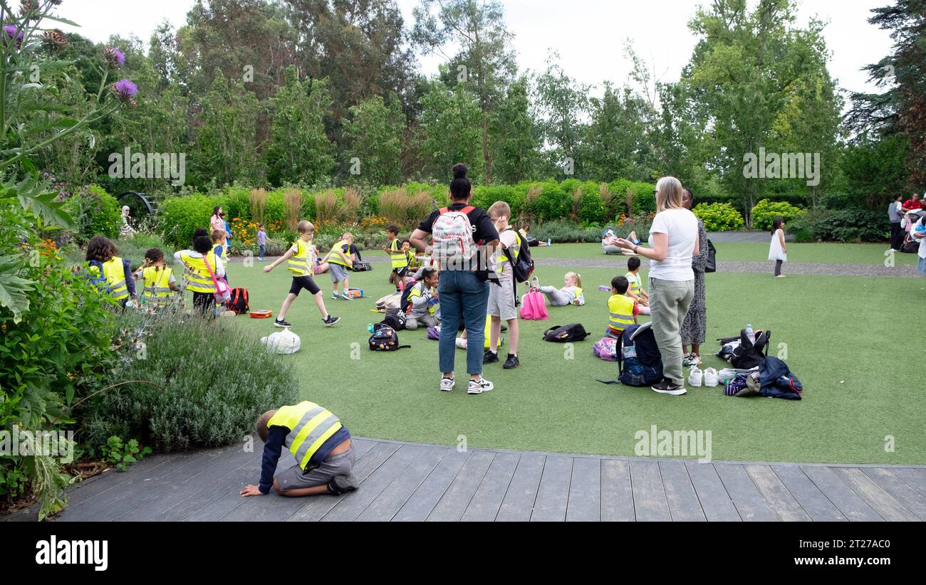 Im Sommer spielen Kinder Familien im Kindergarten des Royal Botanic Gardens Kew Richmond London England Großbritannien KATHY DEWITT Stockfoto