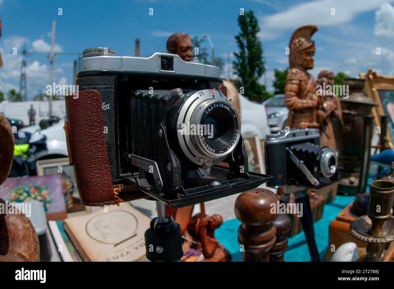 5. - 2023. Oktober Bukarest Rumänien - Flohmarkt, wo man praktisch alles zu sehr günstigen Preisen finden kann. Auf dem Bild eine alte Kamera auf Film. Stockfoto