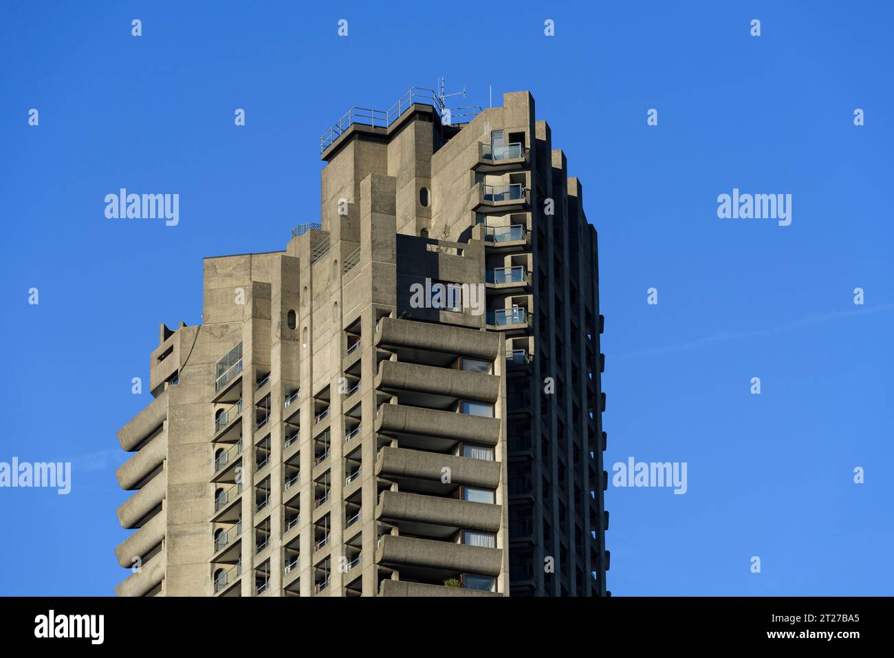 Der Cromwell Tower ist einer der drei 42-stöckigen Turmblöcke, die Teil des Barbican Anwesens sind. Der Cromwell Tower wurde 1973 fertiggestellt. Die Bar Stockfoto