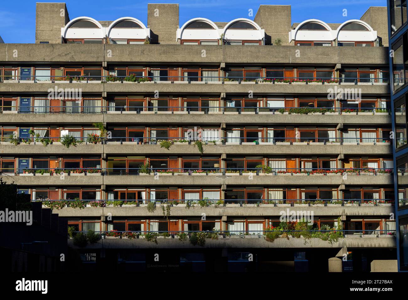 Andrewes House, ein Terrassen-Wohnblock im Barbican Estate, wurde von Chamberlin, Powell und Bon entworfen und ist ein prominentes Beispiel für britisches B Stockfoto
