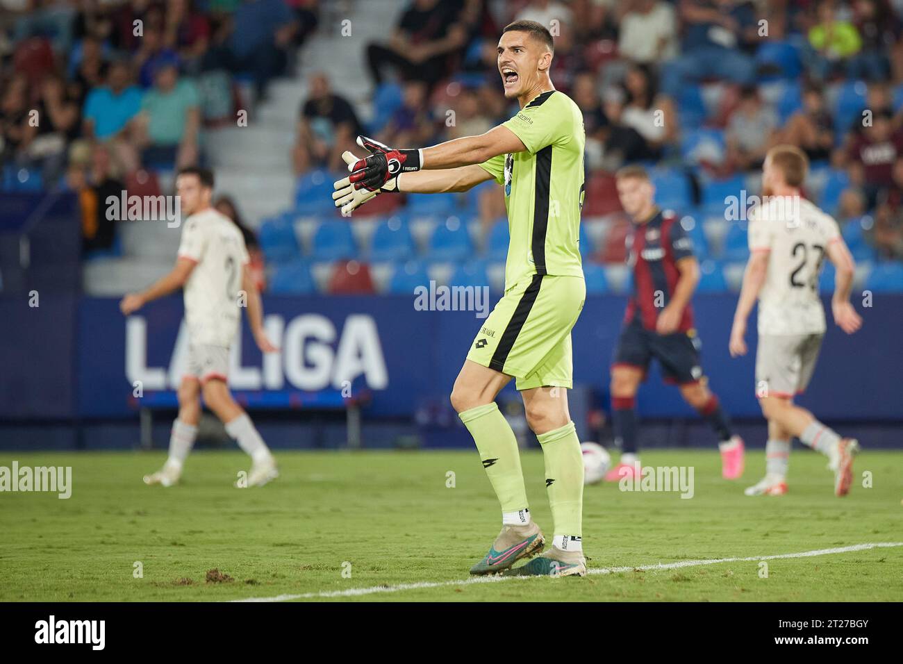 Valencia, Spanien. Oktober 2023. Ander Cantero Torhüter von Racing de Ferrol während des La Liga Hypermotion Spiels zwischen Levante UD und Racing de Ferrol spielte am 16. Oktober im Mestalla Stadium in Valencia Spanien. (Foto: Jose Torres/PRESSINPHOTO) Credit: PRESSINPHOTO SPORTS AGENCY/Alamy Live News Stockfoto