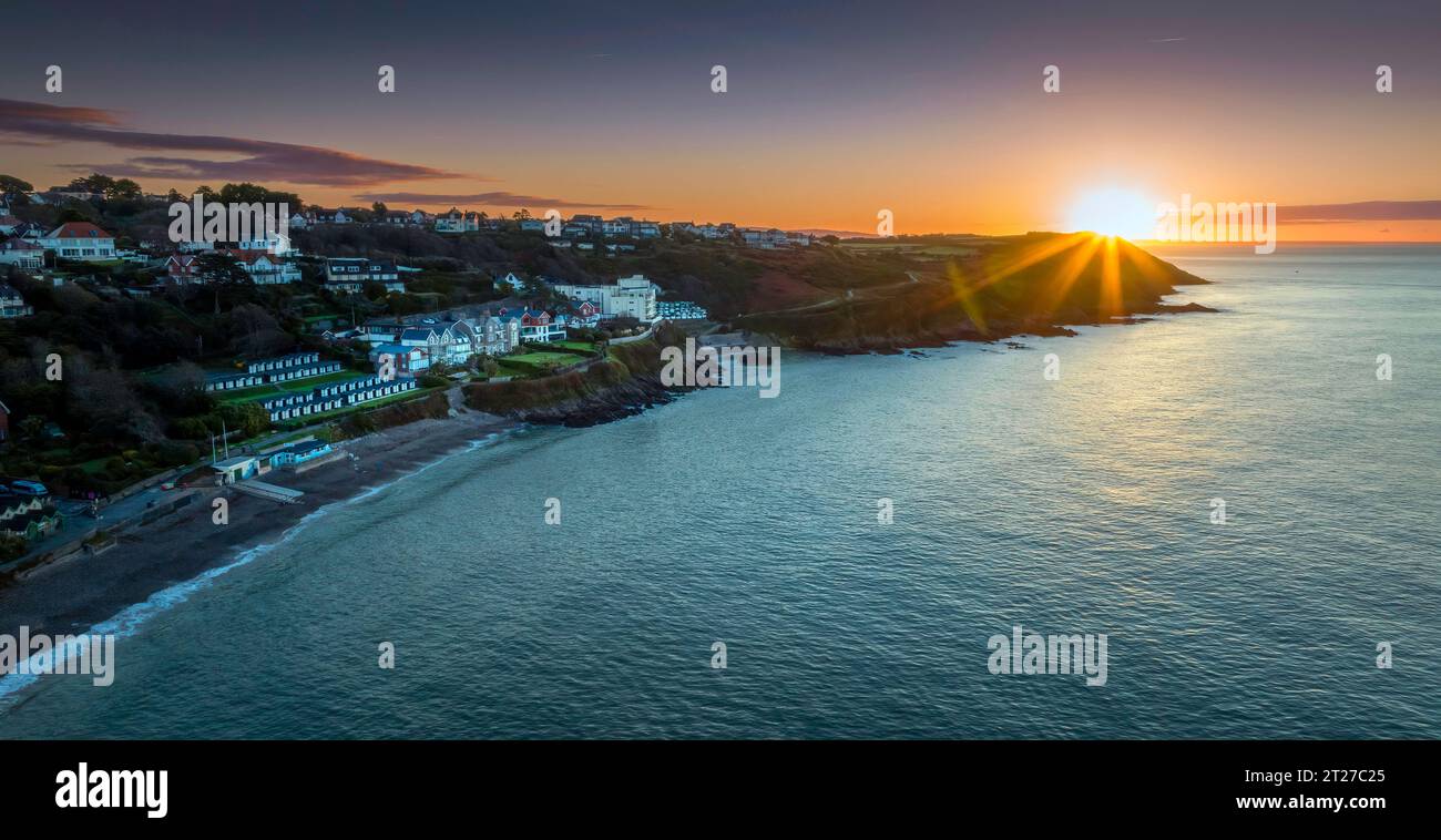 Editorial SWANSEA, Großbritannien - 15. OKTOBER 2023: Sonnenaufgang über Langland Bay und Rotherslade Bay auf der Halbinsel in Swansea, Südwales, Vereinigtes Königreich. Stockfoto
