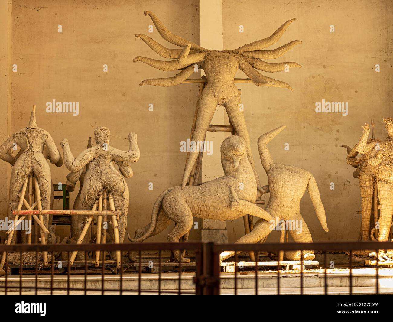 Rohboden Durga Kumartuli, Westbengalen, Indien Ein Tonidol der Göttin Durga im Bau in A Stockfoto