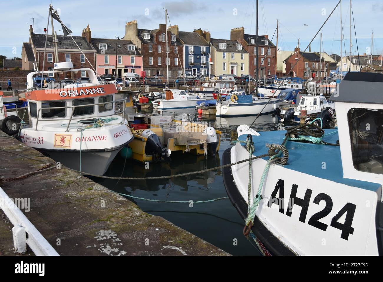 Hafenszene in Arbroath an der Ostküste Schottlands, Großbritannien, mit dem Fischereifahrzeug Aspire (AH24) im Vordergrund. Stockfoto