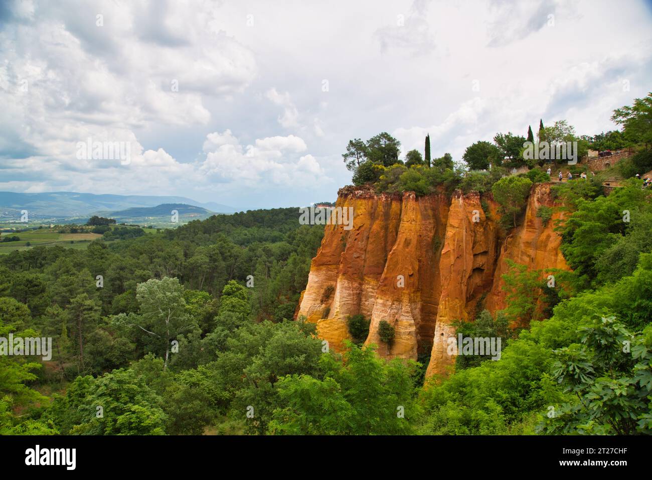 Berühmte rote Felsen in Roussillon (Les Ocres), Provence, Frankreich Stockfoto