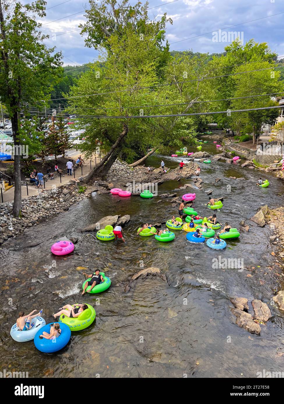Helen, GA / USA - 9. September 2023: Elevated Perspective zeigt Menschen, die an einem heißen Sommertag den Chattahoochee River hinuntersausen. Stockfoto