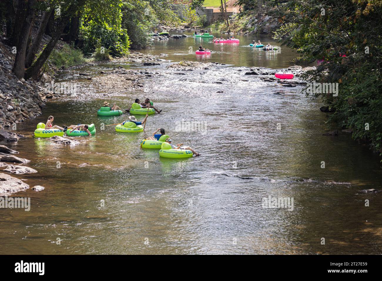 Helen, GA / USA - 9. September 2023: Die Hochwinkelansicht zeigt Menschen, die an einem heißen Sommertag auf dem Chattahoochee River Tubing machen. Stockfoto