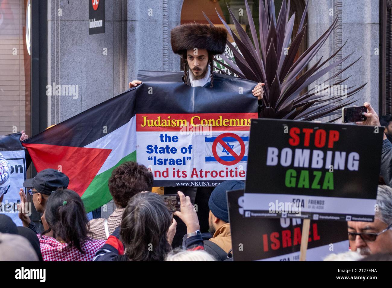Orthodoxer jüdischer Demonstrant mit antizionistischem Protestplakat beim pro-palästinensischen marsch durch Zentral-London am 14.10.2023. Stockfoto