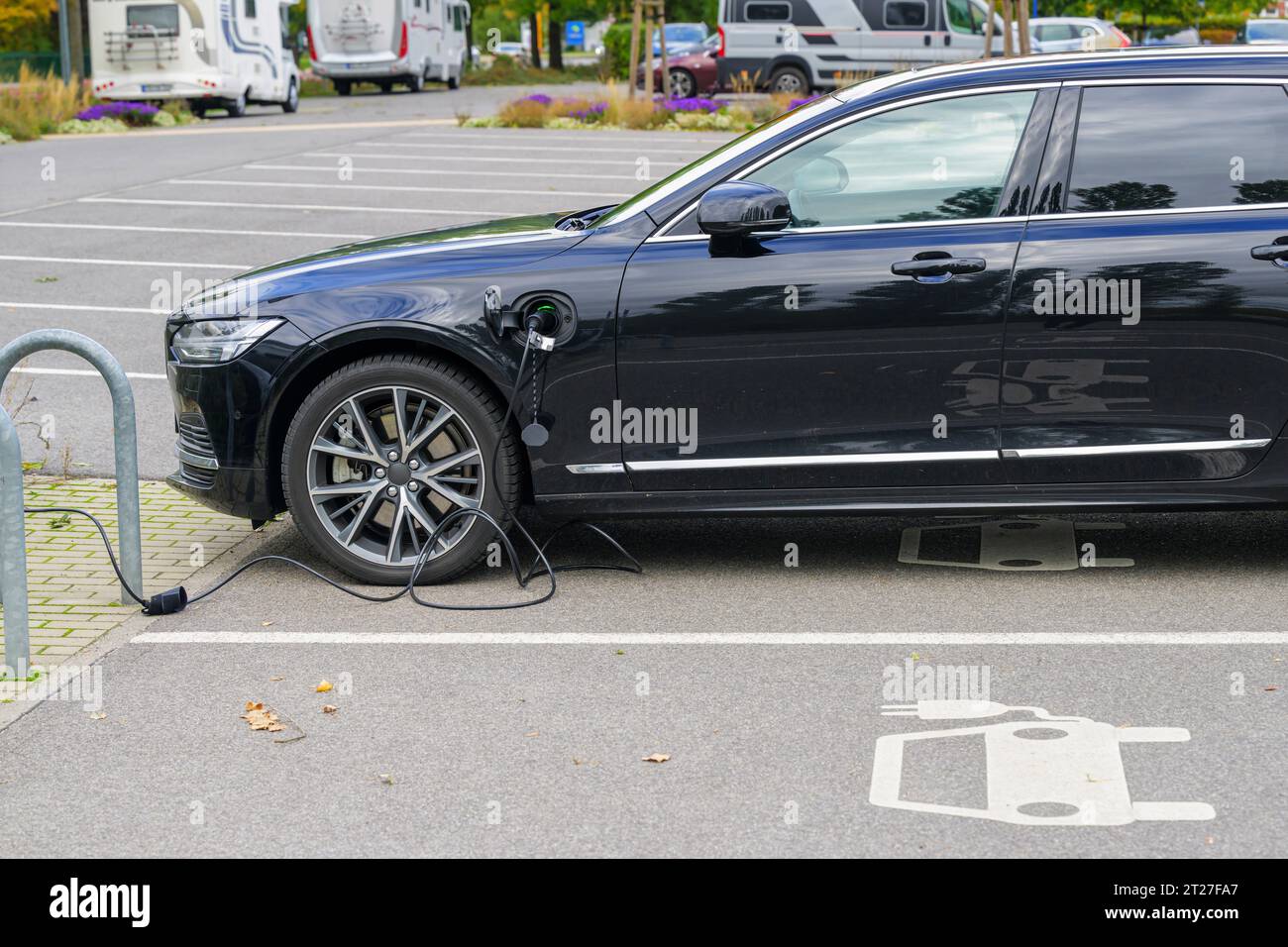 Ein schwarzes E-Auto auf einem Parkplatz Stockfoto