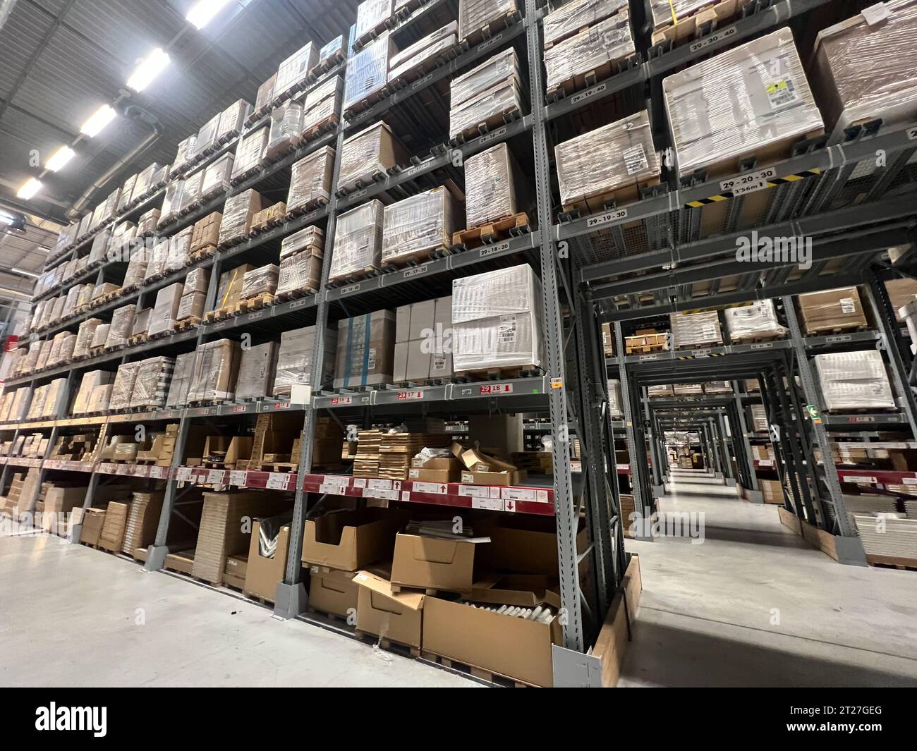Valencia, Spanien - 21. August 2022: IKEA-Lager mit großen Regalen, in denen Käufer verpackte Artikel abholen. Ohne Menschen Stockfoto