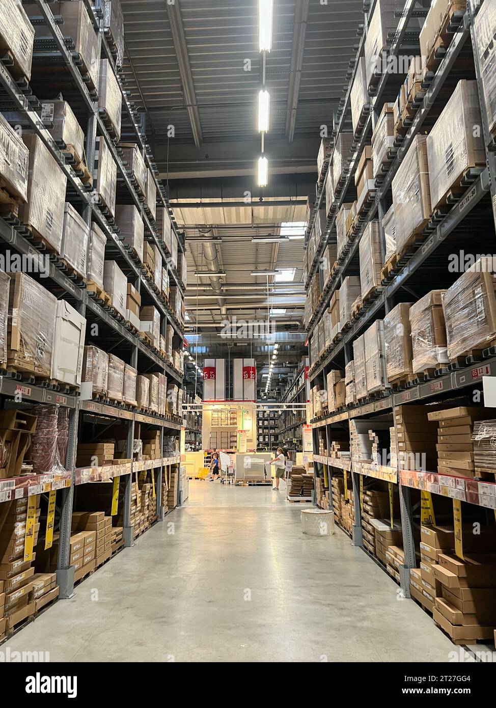 Valencia, Spanien - 21. August 2022: IKEA-Lagerkorridor mit hohen Regalen auf beiden Seiten mit Artikeln in den Kisten ohne Personen Stockfoto