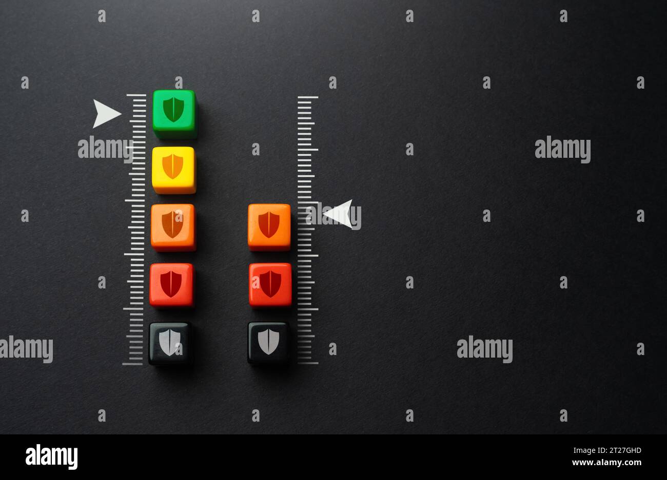 Schutzniveaus. Vergleich zweier Schutzsysteme. Verbesserte Sicherheitsmaßnahmen. Terroristische Bedrohung. Stabilität und Sicherheit. Stockfoto