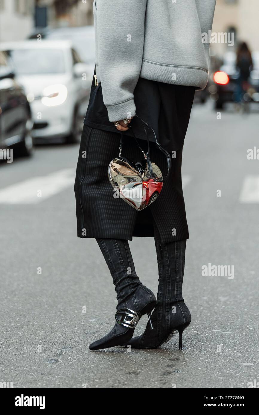 Modische Details. Emili Sindlev außerhalb der MAX MARA Show während der Mailand Fashion Week Damenbekleidung Frühjahr/Sommer 2024. Stockfoto