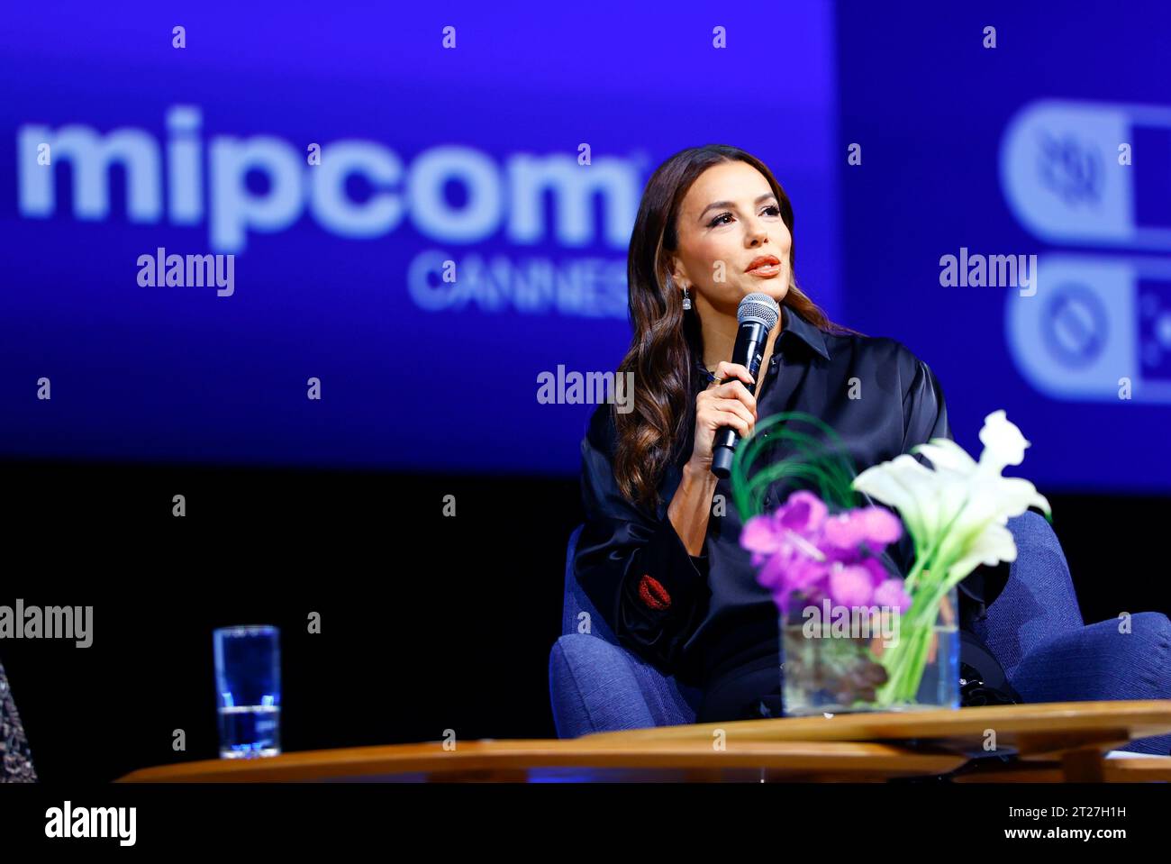Cannes, Frankreich. Oktober 2023. Cannes, Frankreich – 16. Oktober 2023: MIPCOM Keynote Conversation mit der preisgekrönten Schauspielerin, EmmyÆ Regisseurin, Produzentin und Aktivistin Eva Longoria. Mandoga Media Deutschland, MIPTV, RX/dpa/Alamy Live News Stockfoto