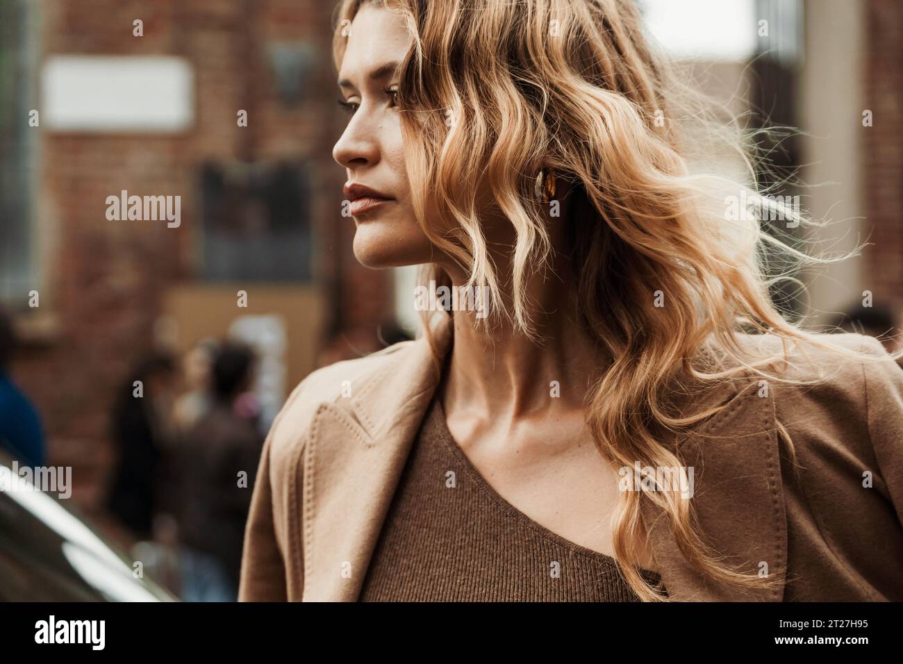 Chloe Lecareux außerhalb der MAX MARA Show während der Milan Fashion Week Damenbekleidung Frühjahr/Sommer 2024. Stockfoto