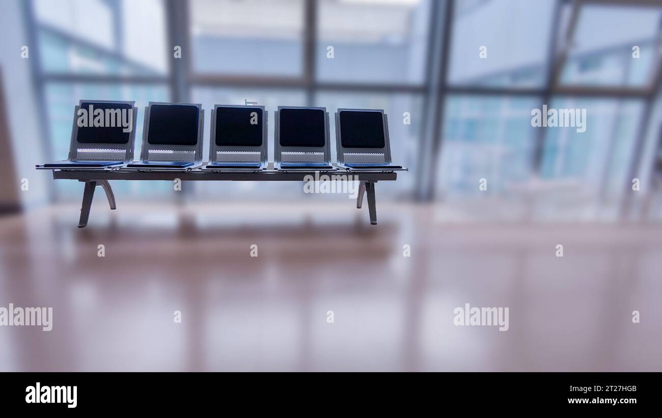 Bank mit fünf blauen Sitzen für ein Möbelkonzept im Wartezimmer Stockfoto