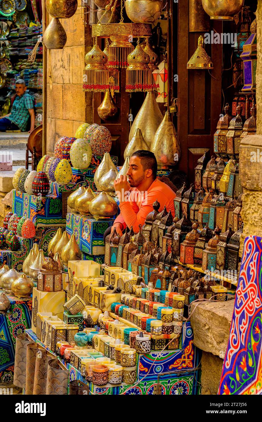 Ramadan-Dekoration und traditionelle arabische Laternen und Lampen im Khan el-Khalili-Souk in Kairo Stockfoto