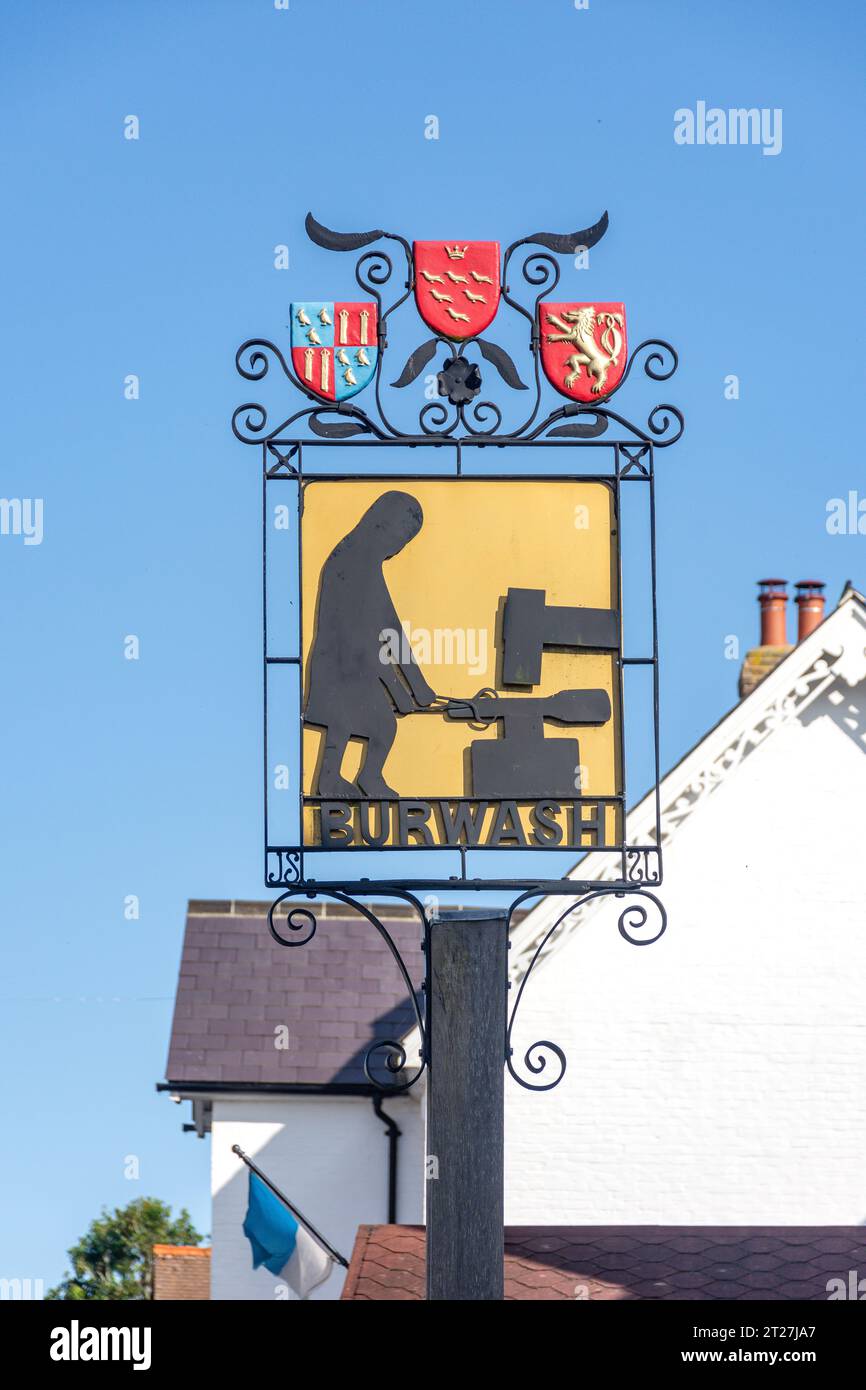 Dorfschild, High Street, Burwash, East Sussex, England, Vereinigtes Königreich Stockfoto