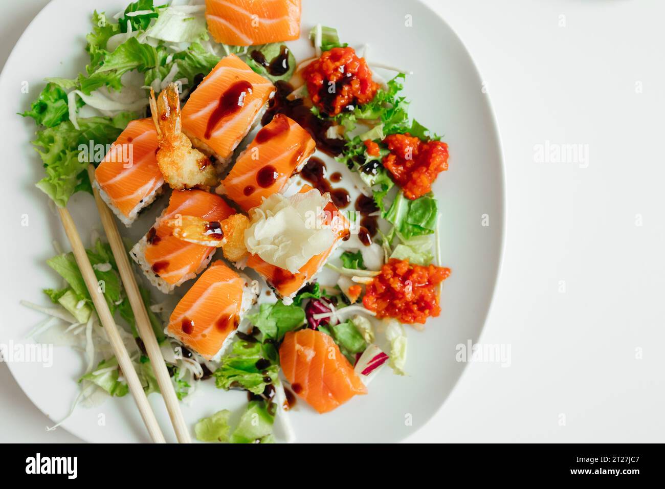 Japanische Küche. Asiatisches Essen. Sushi-Set auf einem weißen runden Teller zu Hause. Hochwertige Fotos Stockfoto