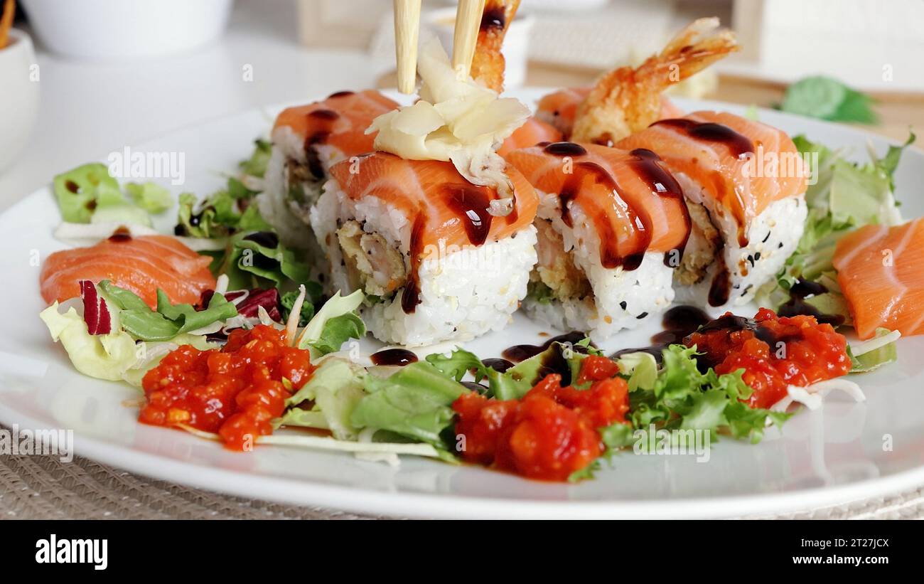 Japanische Küche. Asiatisches Essen. Sushi-Set auf einem weißen runden Teller zu Hause. Hochwertige Fotos Stockfoto