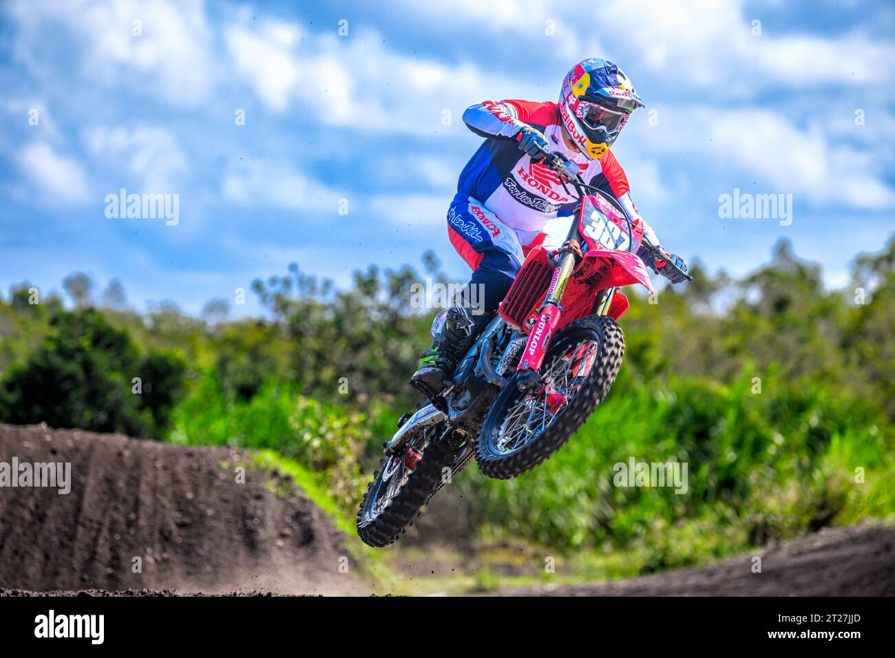 Ein Dirt-Bike-Fahrer ist in der Luft unterwegs, nachdem er über einen Sprung auf der Miami Motocross Park-Strecke in Hialeah gefahren ist Stockfoto