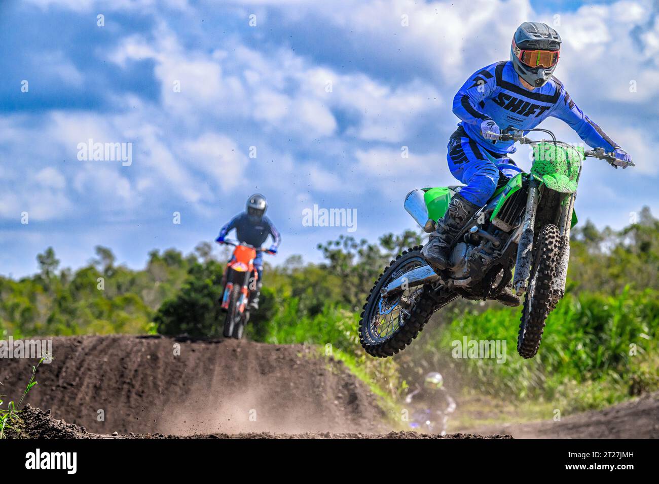 Zwei Motocross-Rennfahrer, die auf der Miami Motocross Park-Strecke in Hialeah von einem Sprung kommen Stockfoto