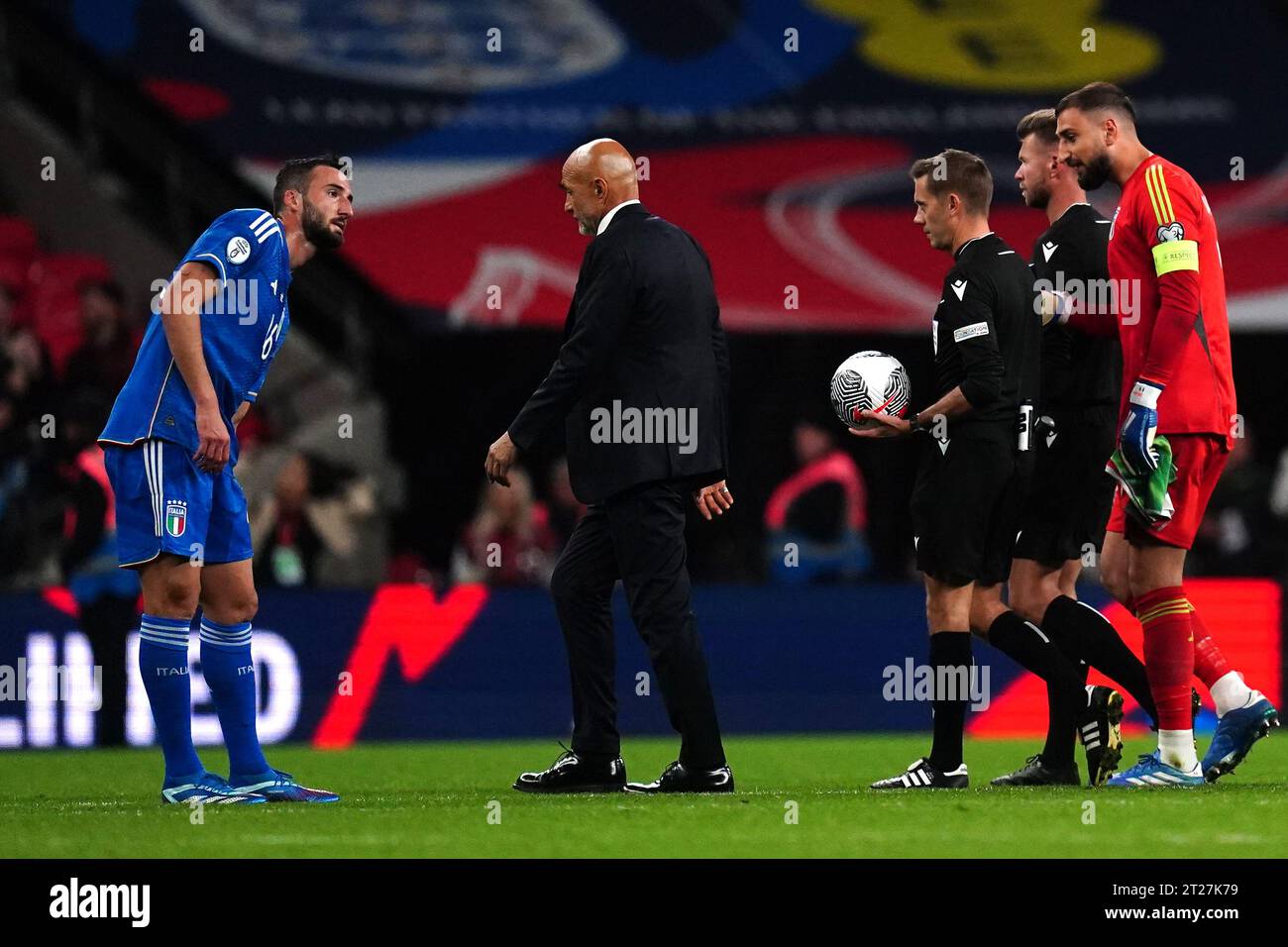 Der italienische Torhüter Gianluigi Donnarumma (rechts) spricht nach dem letzten Pfeifen des Qualifikationsspiels zur UEFA Euro 2024 im Wembley Stadium in London mit den Spielfunktionären. Bilddatum: Dienstag, 17. Oktober 2023. Stockfoto