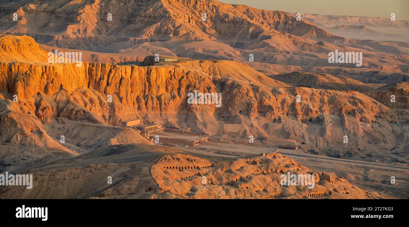 Blick auf den Leichentempel der Hatschepsut und die Klippen von Deir el Bahari aus einem Heißluftballon Stockfoto