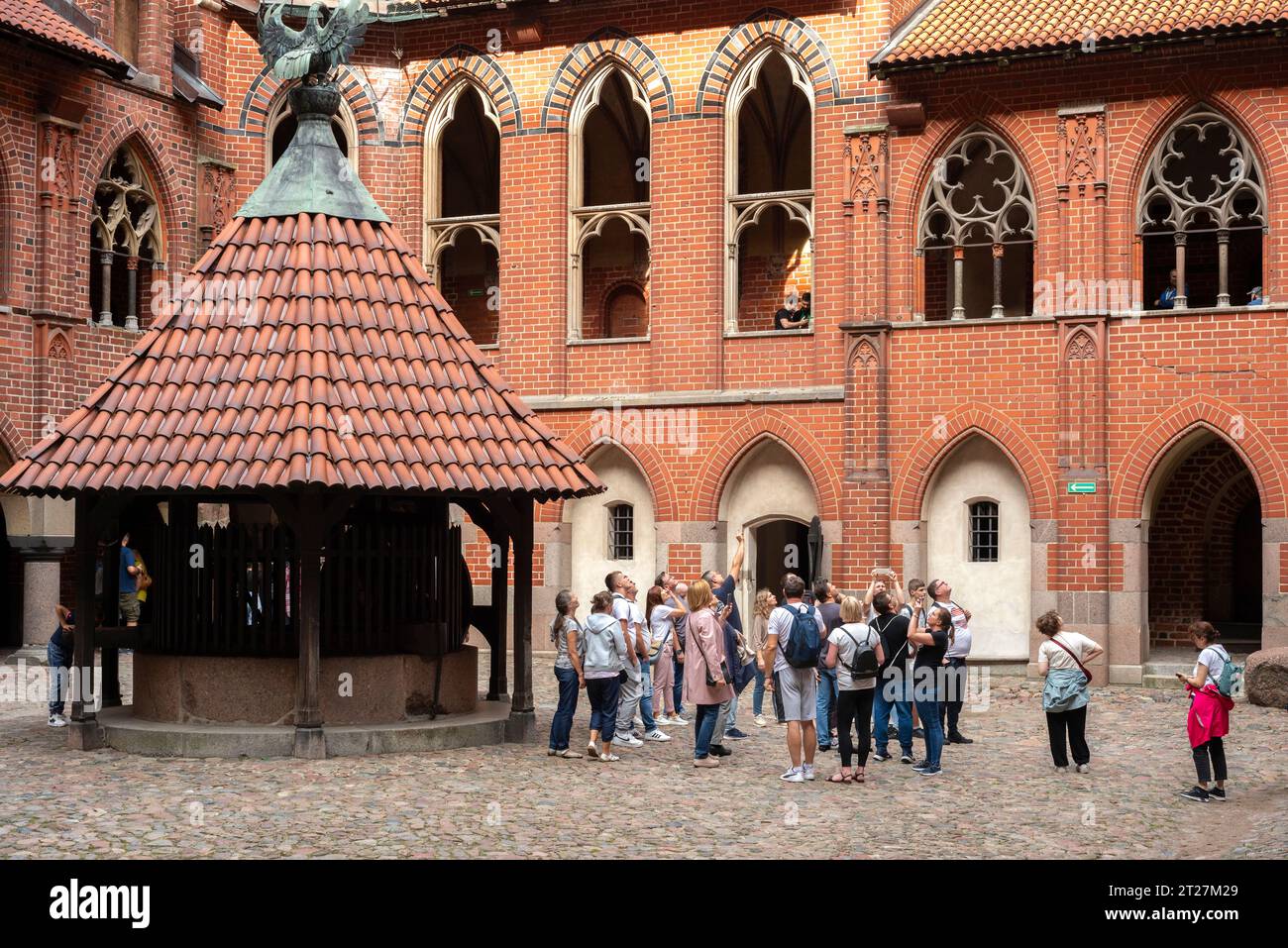Der Hof der Hochburg und eine Gruppe von Touristen in der Burg Malbork, Malbork, Polen, Europa, EU Stockfoto