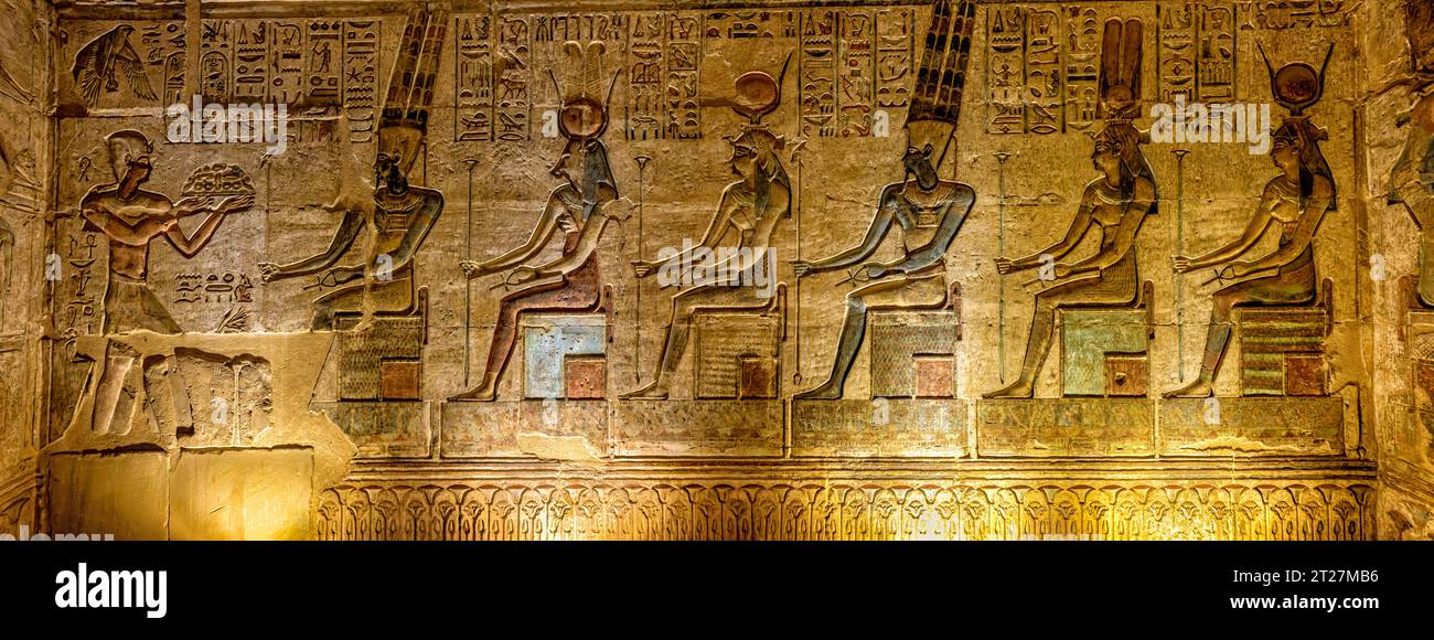 Die Reliefs an der südlichen Mauer der Nördlichen Kapelle zeigen Ptolemaios VI. Vor verschiedenen Gottheiten, darunter Amun-Ra, IAT, Hathor, Maat und Isis Stockfoto