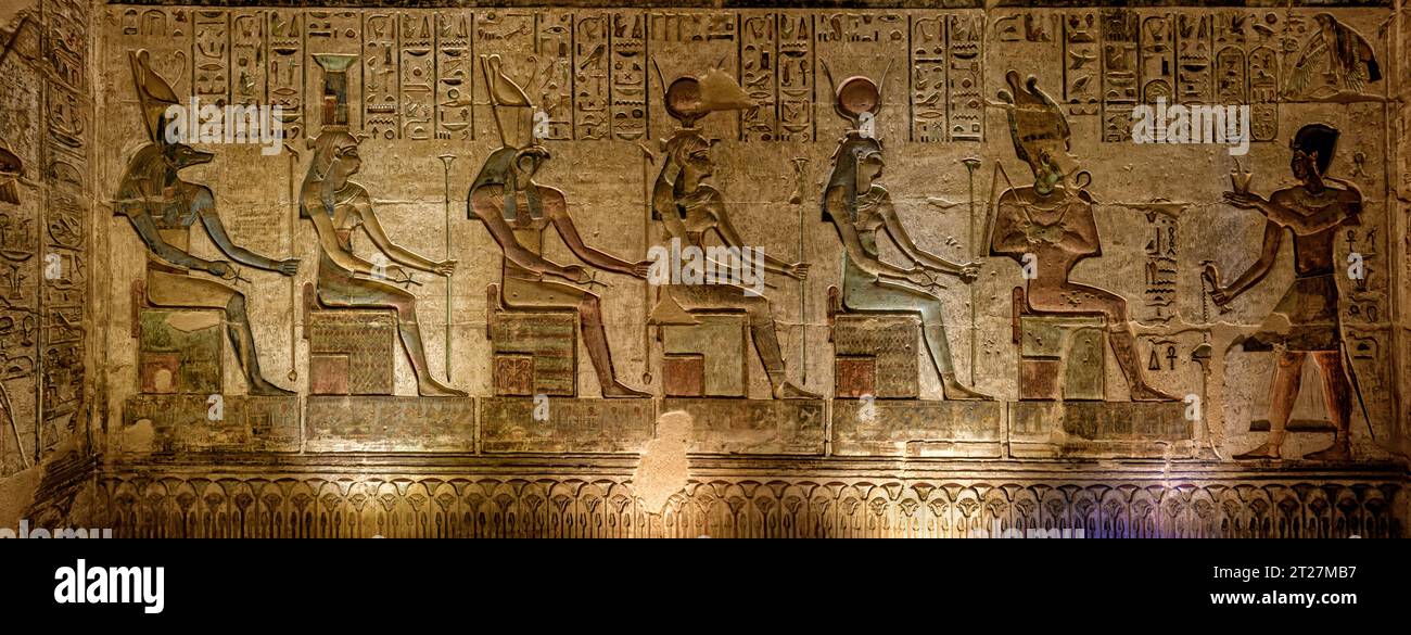 Die Reliefs an der Nordwand der Nordkapelle zeigen Ptolemaios VI. Vor verschiedenen Gottheiten, darunter Hathor, Isis, Nepthys, Horus, Anubis, Mut, Amun Stockfoto
