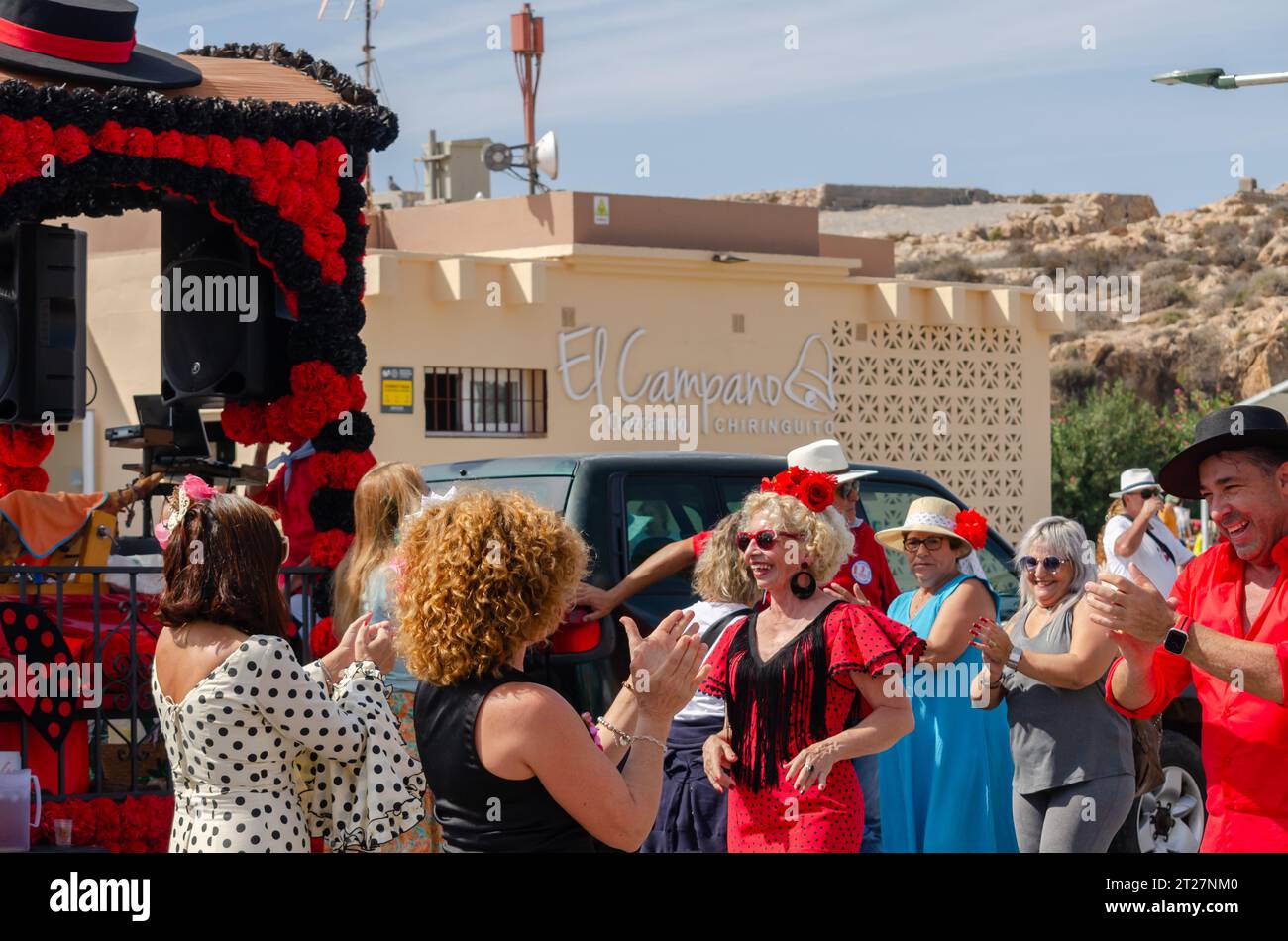 SALOBRENA, SPANIEN - 08. OKTOBER 2023 Einwohner der Stadt Salobrena und Tausende von Gästen, die an der Feier der Patronatszeremonie teilnehmen Stockfoto