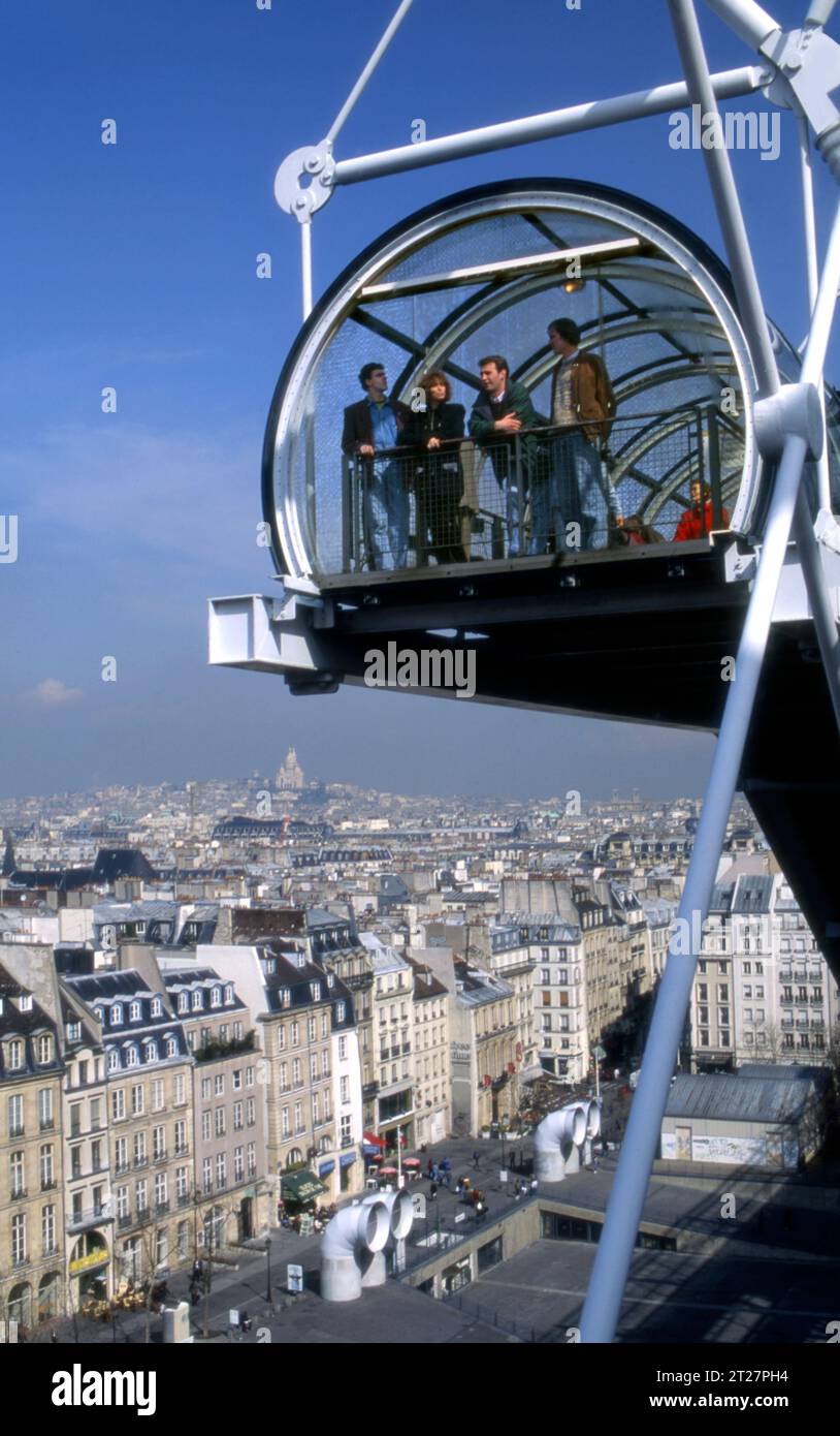 Besucher des Pompidou Center blicken auf die Stadt, einschließlich Blick auf Sacre Coeur in Montmartre, Paris, Frankreich, Stockfoto