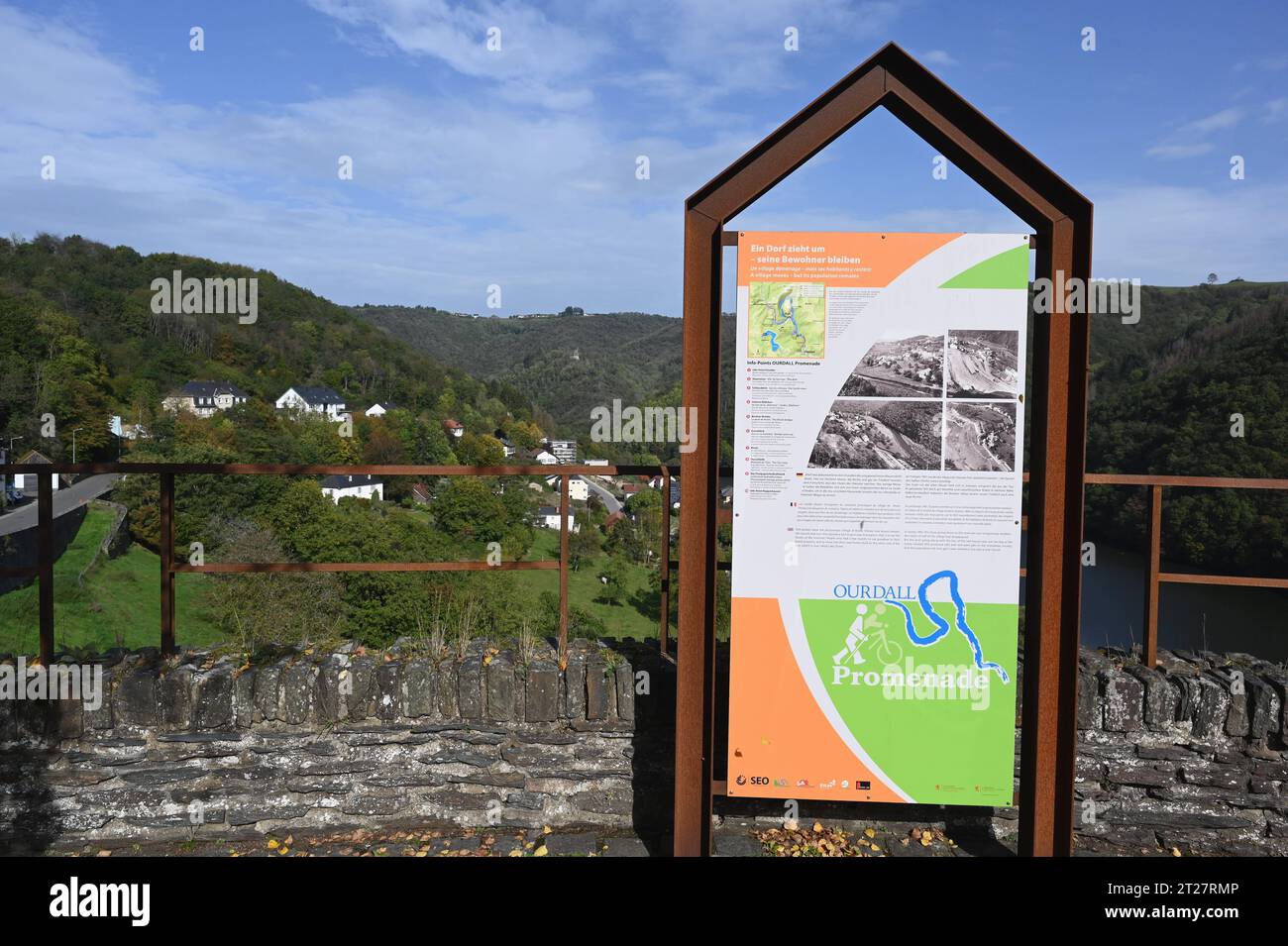 Blick auf Bivels luxemburgisch: Biwels ist eine Ortschaft in der Gemeinde Pütscheid, Kanton Vianden, im Großherzogtum Luxemburg. Zwischen 1954 und 1964 wurden Flussabwärts bei Vianden in der Our ein Damm und das Pumpspeicherwerk Vianden errichtet. Durch die Aufstauung des Flusses zum Our-Stausee muss ein großer Teil des Ortes abgerissen und auf einem künstlich aufgeschütteten Plateau neu aufgebaut werden *** View of Bivels Luxemburgish Biwels ist ein Dorf in der Gemeinde Pütscheid, Kanton Vianden, im Großherzogtum Luxemburg zwischen 1954 und 1964. ein Damm und der Vianden hat gepumpt Stockfoto