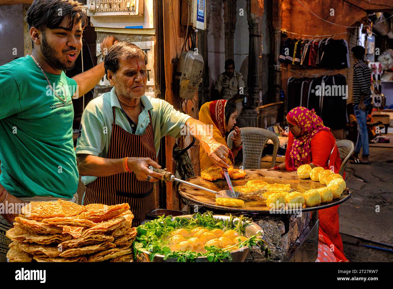 Straßenverkäufer in Jaipur, der das beliebte indische Streetfood zubereitet, knusprige, frittierte Kachori Stockfoto