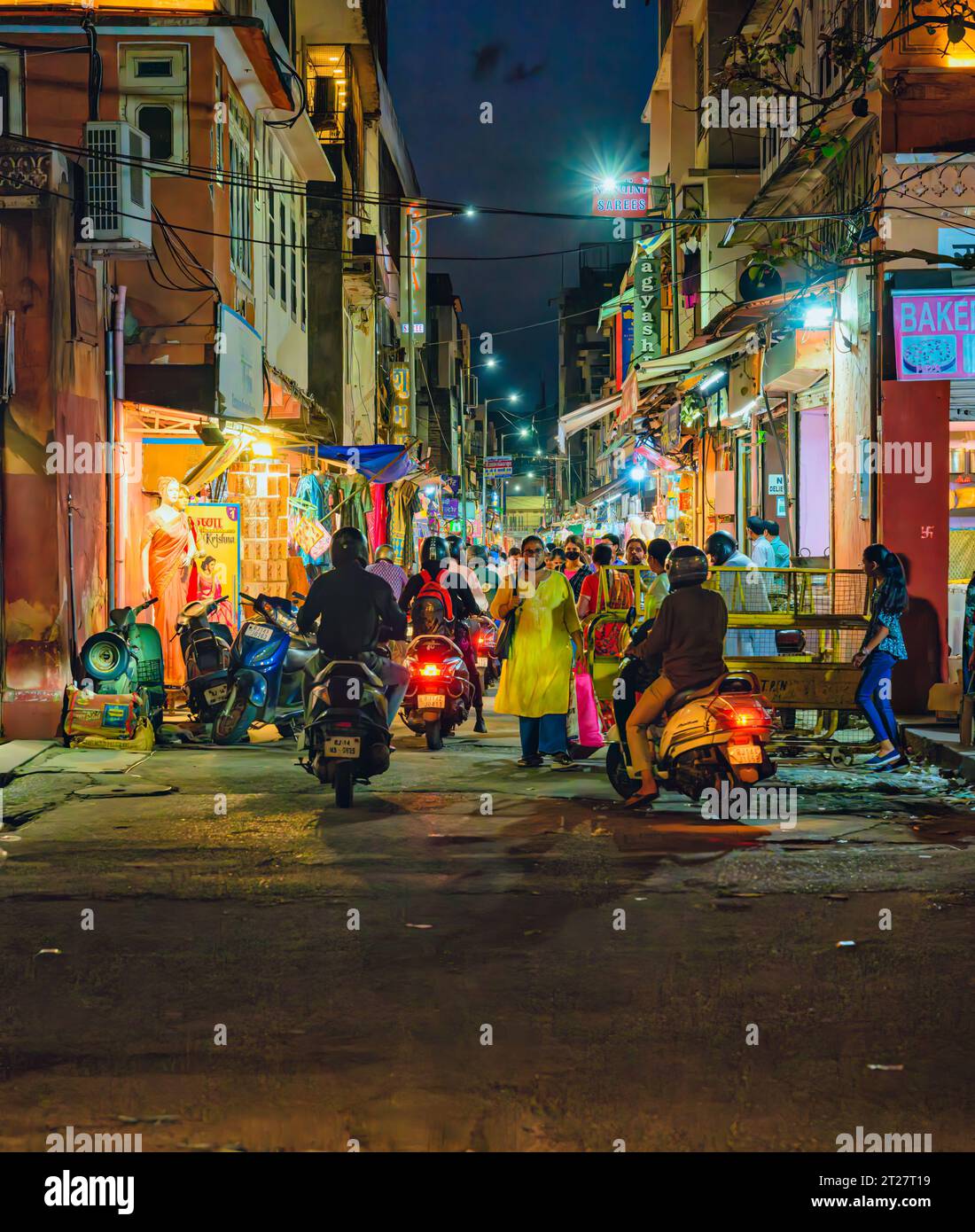 Am Abend kommt man in der Innenstadt von Jaipur herum Stockfoto