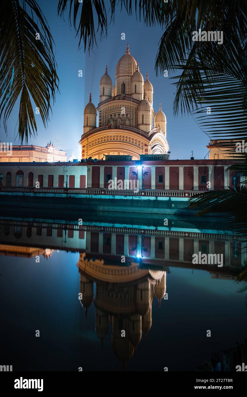 Dakshineswar Kali Tempel beleuchtet bei Nacht in Dakshineswar, Kolkata, Westbengalen, Indien. Stockfoto