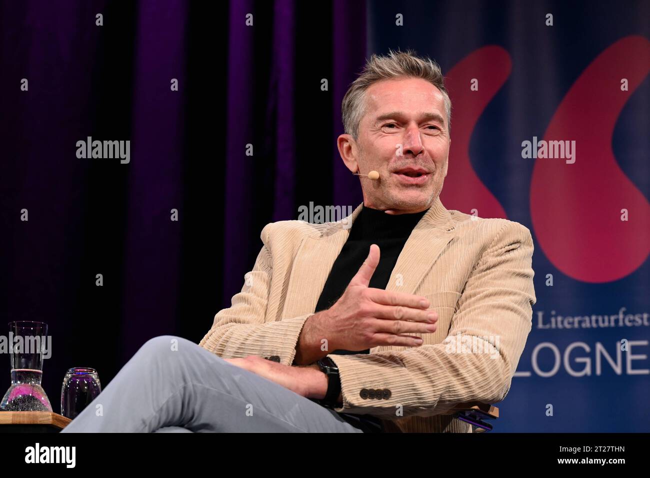 Der Autor Dirk Steffens liest auf der lit.Cologne Spezial, dem internationalen Literaturfestival *** Autor Dirk Steffens liest beim lit Cologne Special, dem internationalen Literaturfestival Credit: Imago/Alamy Live News Stockfoto