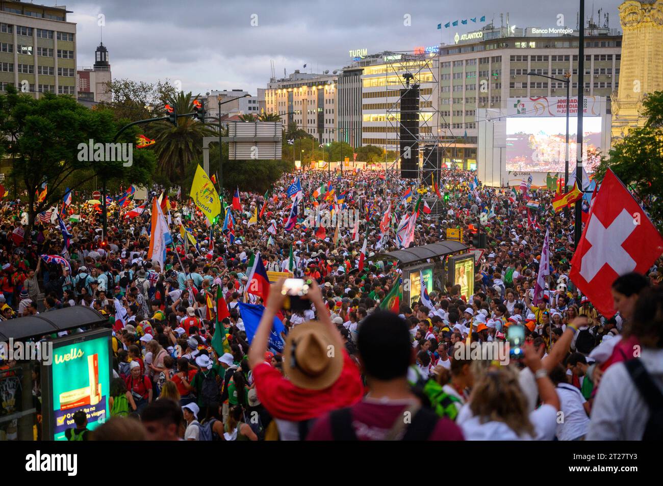 Viele junge Pilger aus aller Welt verlassen den Parque Eduardo VII nach der Eröffnungszeremonie der Weltjugendtage 2023 in Lissabon, Portugal. Stockfoto