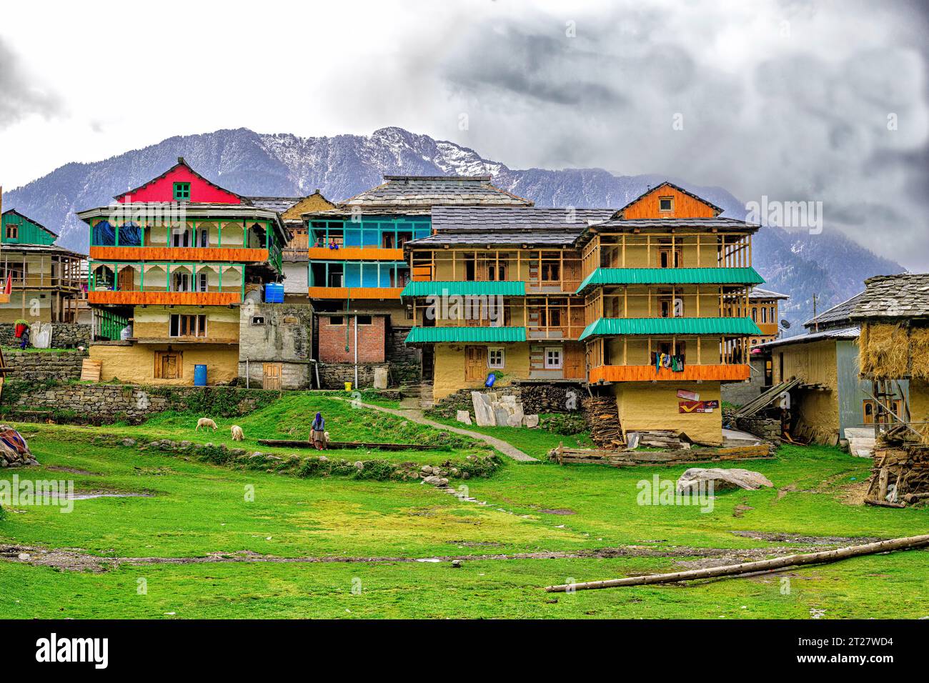 Bunte Häuser auf einem Hügel im Himalaya-Dorf Sharchi Stockfoto